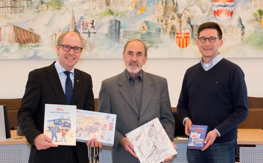 Bildunterzeile THW geschäftsführer.jpg: Wachwechsel beim THW: Sascha Meyer (rechts im Bild) ist neuer Geschäftsführer der Bezirksstelle des Technischen Hilfswerks in Arnsberg, Bernd Mielisch (mittig im Bild) geht in den Ruhestand. Landrat Manfred Müller (links im Bild) dankte dem THW für die professionelle Hilfe (Bildnachweis: Amt für Presse- und Öffentlichkeitsarbeit, Kreis Paderborn, Anna-Sophie Schindler)